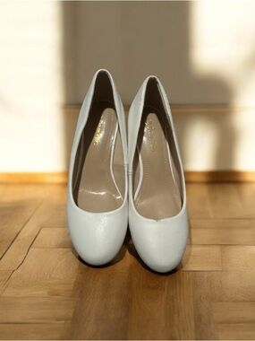 Dream Pairs White Round-Toe Women's Heels